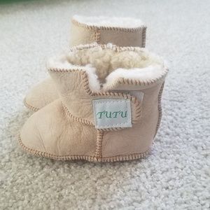 Tutu 0-6 months sherpa lined booties